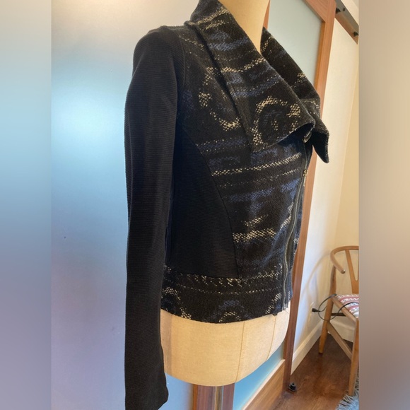 Dolan zip up sweater. XS - Picture 6 of 6